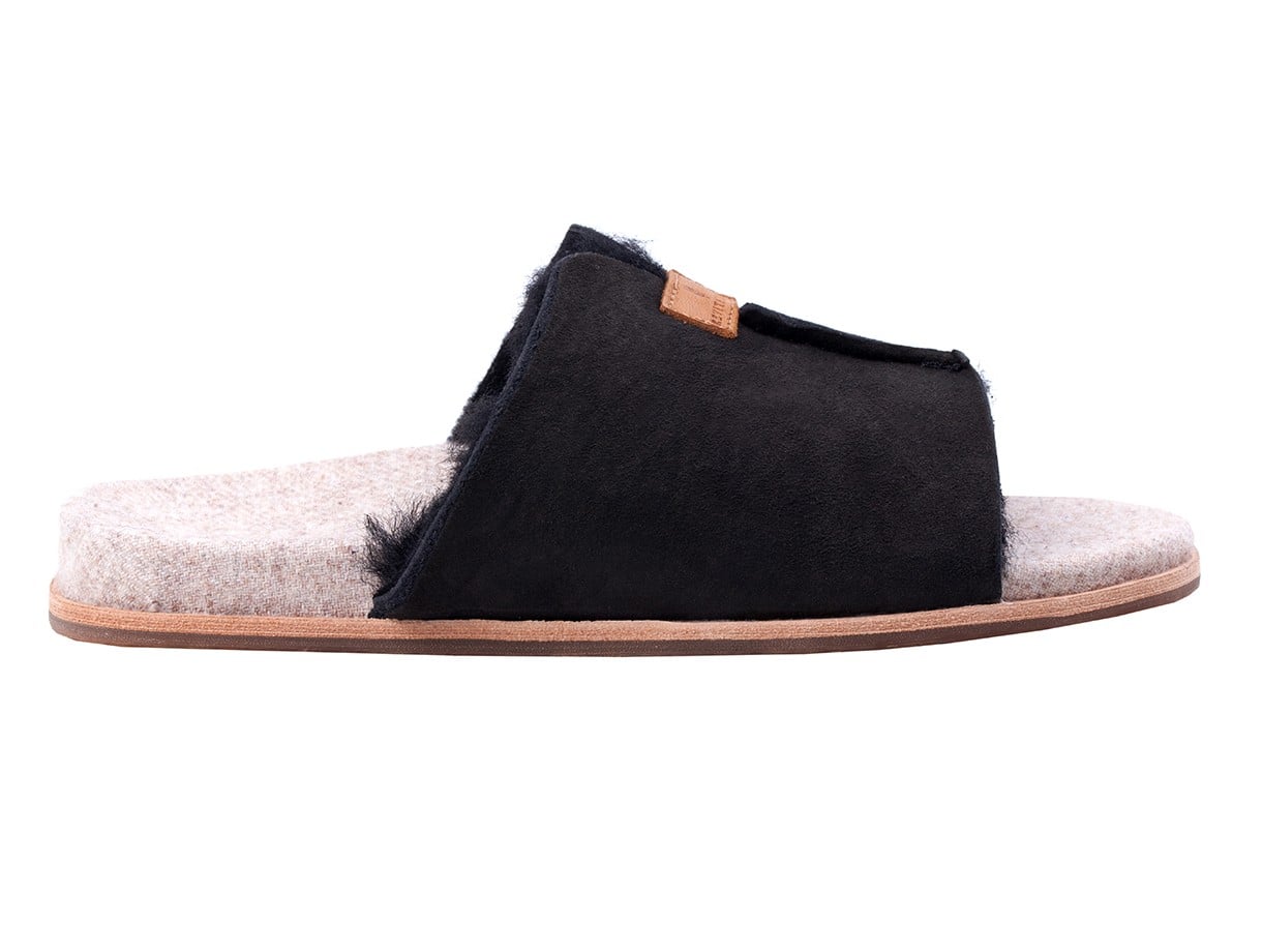 Are these slippers adjustable?